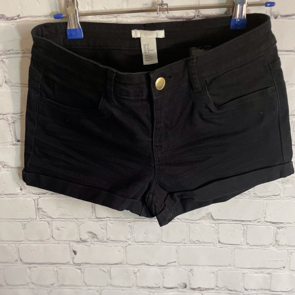 H&M mid rise black shorts size 4